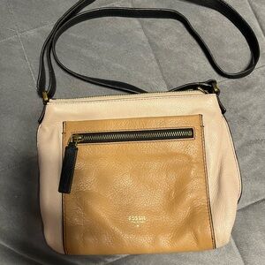 Fossil Tan and Cream Crossbody Bag with Modern Design